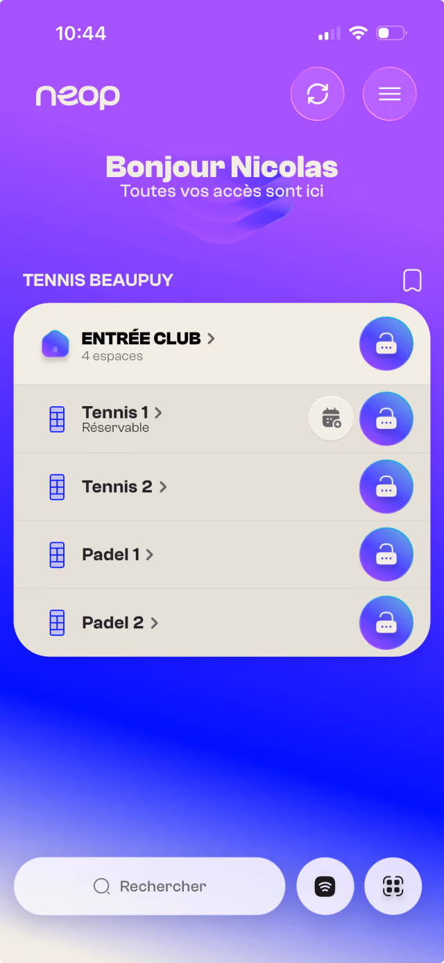 Application mobile Neop : liste des accès d’un club de tennis et de padel, avec un bouton d’ouverture par espace