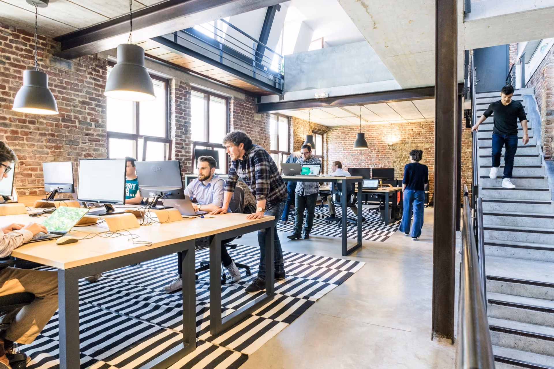 Espace de coworking partagé, avec postes de travail et mezzanine