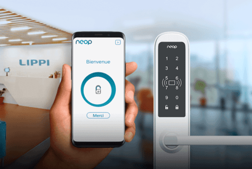 Serrure connectée Neop déverrouillée depuis l’application mobile, dans un hall d’accueil