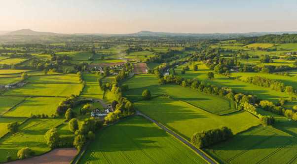 Paysage de campagne vu du ciel, où une serrure Neop 4G peut se connecter