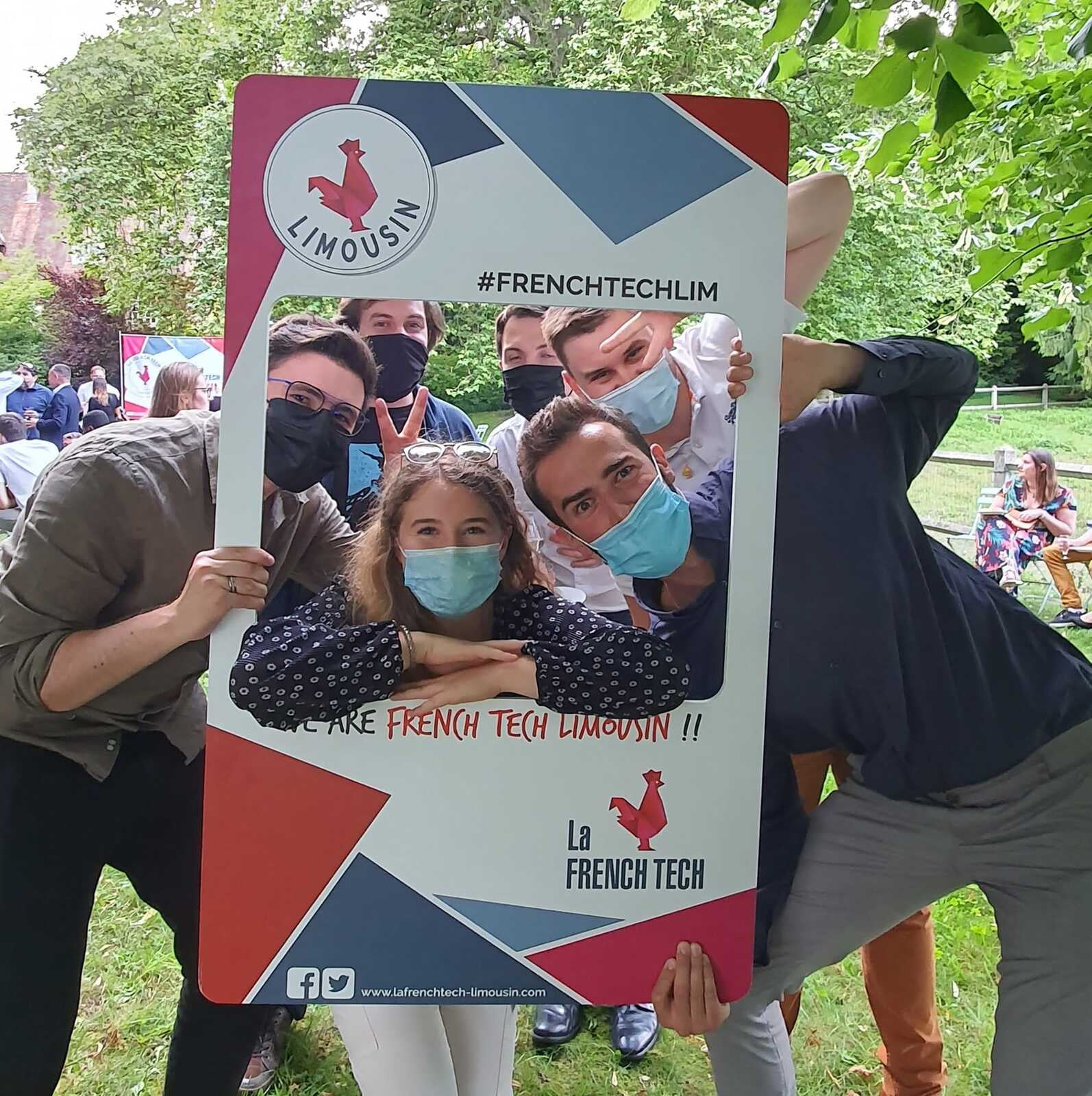 L’équipe Neop pose dans un cadre photo de la French Tech Limousin