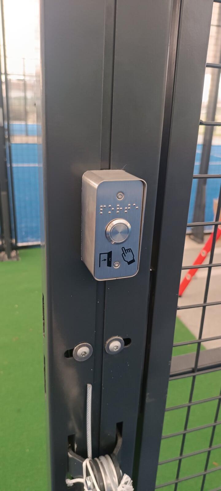 Outdoor padel: exit button fitted at the courts