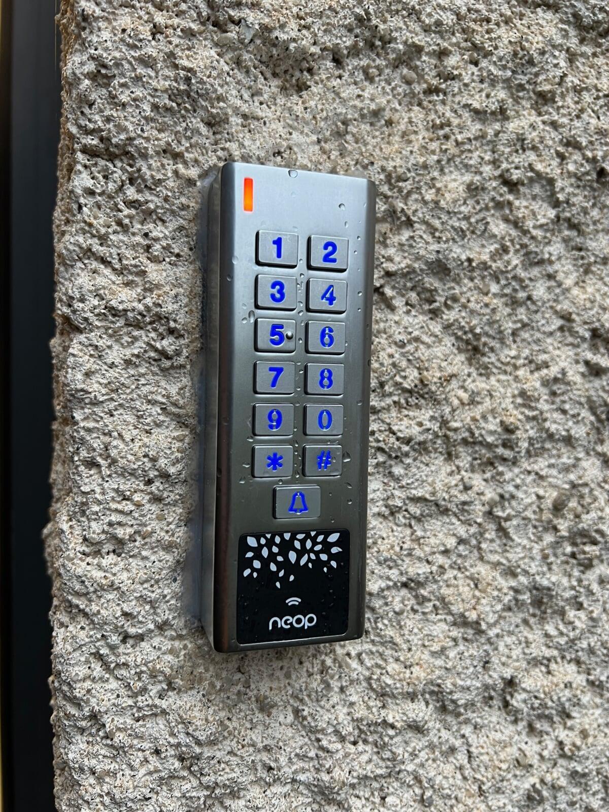 Neop keypad reader: outdoor 4G access control