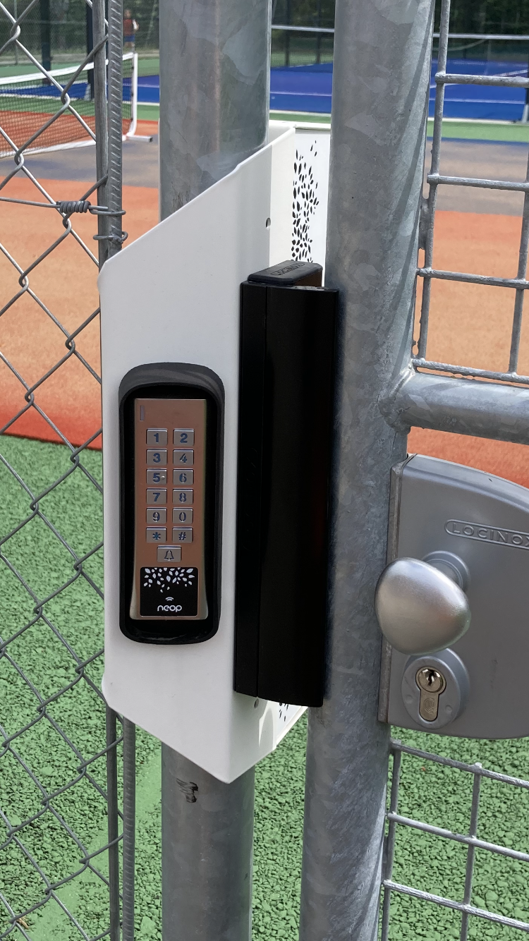 Outdoor tennis: club entrance connected to Ten’Up