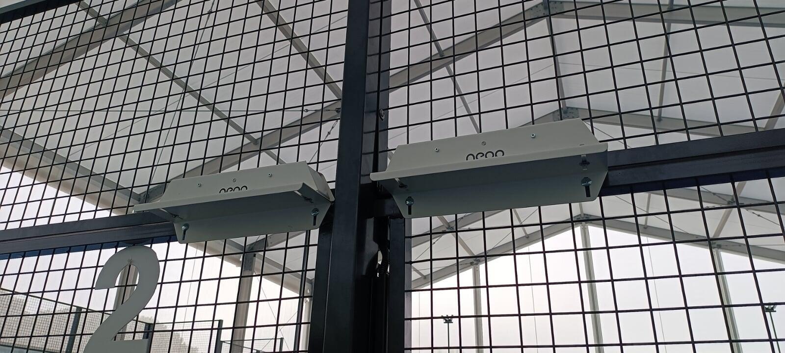 Partially covered padel: magnetic lock