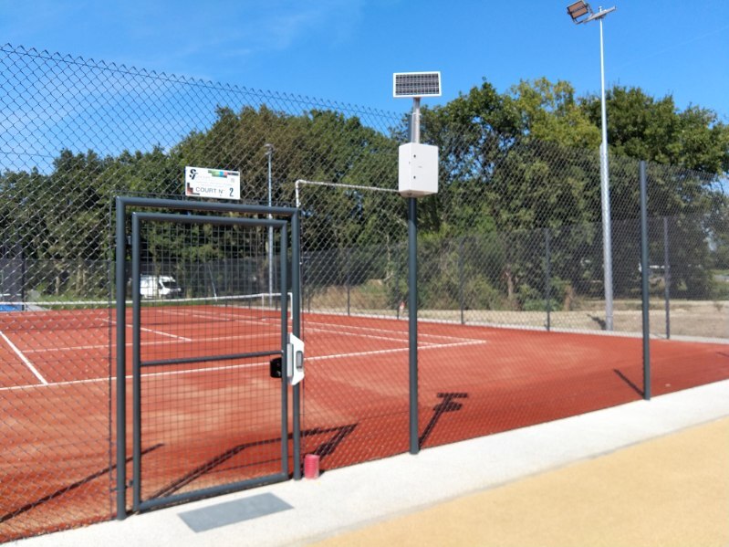 Clay tennis court: solar-powered installation