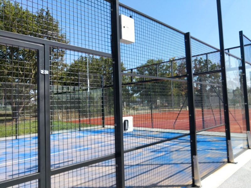 Connected enclosure and reader plate for outdoor padel
