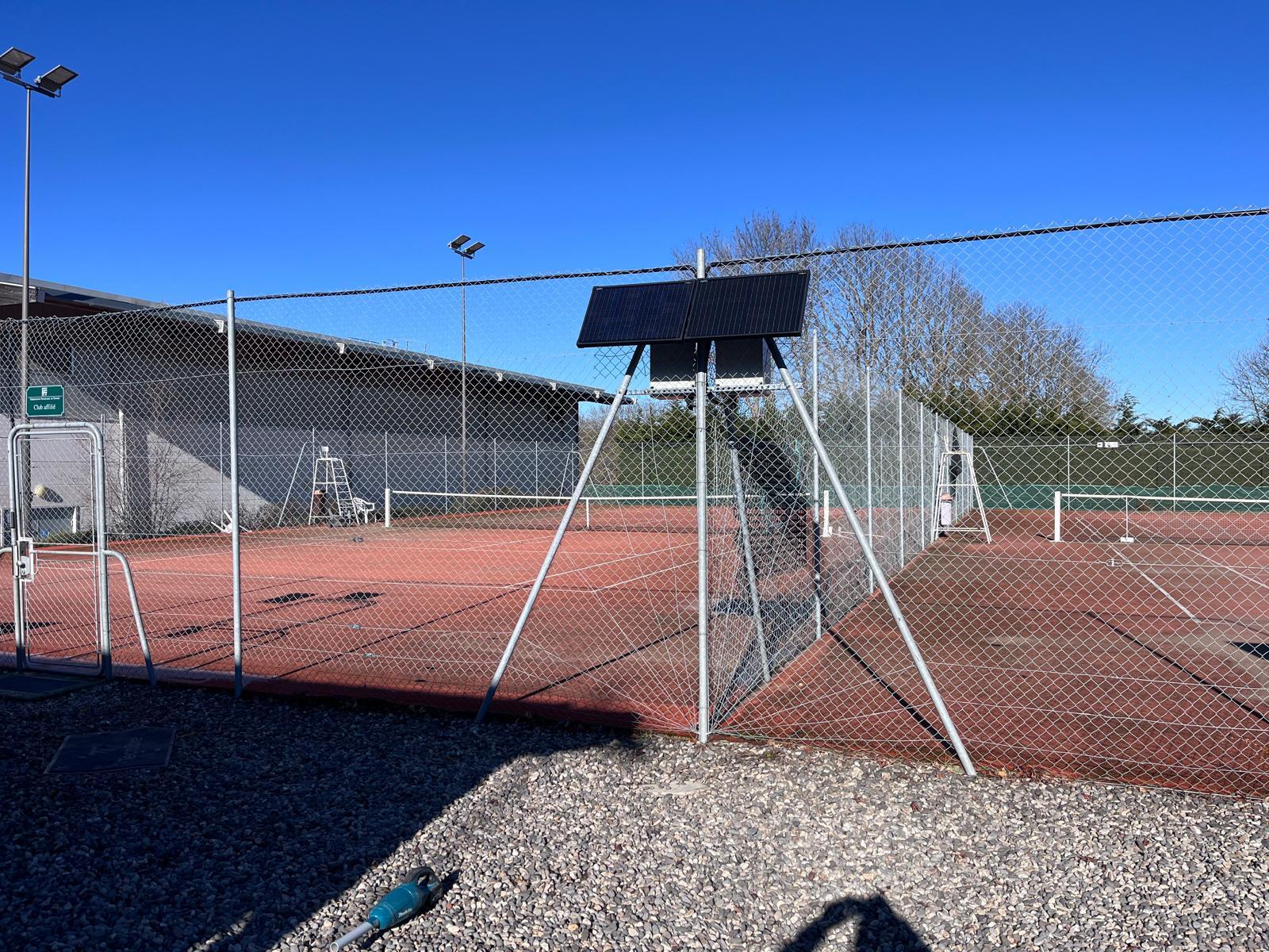 Outdoor tennis: solar-powered Neop installation