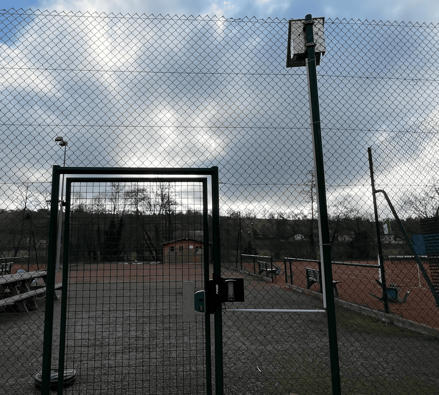 Outdoor tennis: independent Neop solar installation