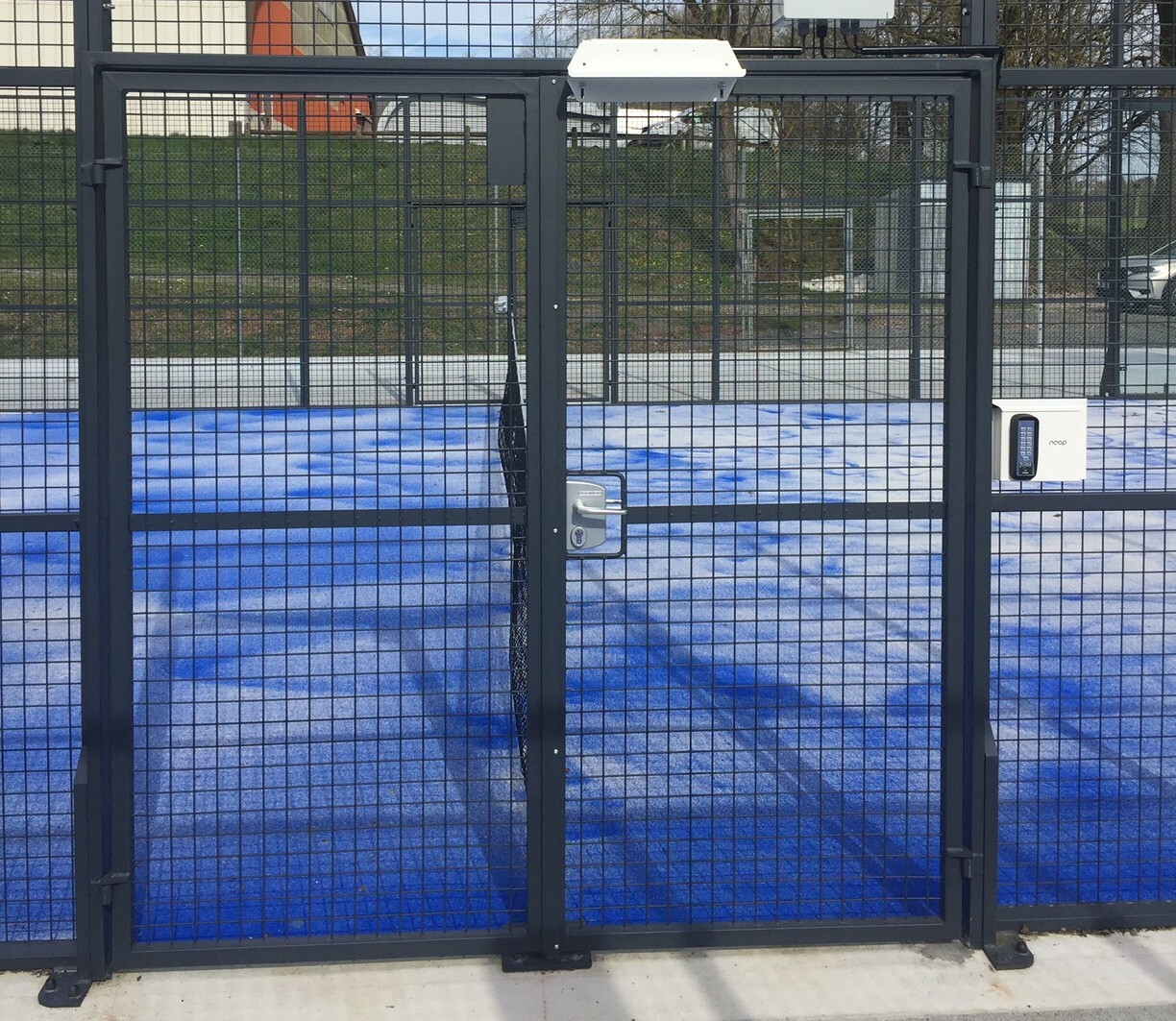 Outdoor padel: locking hardware and mounting plate overview