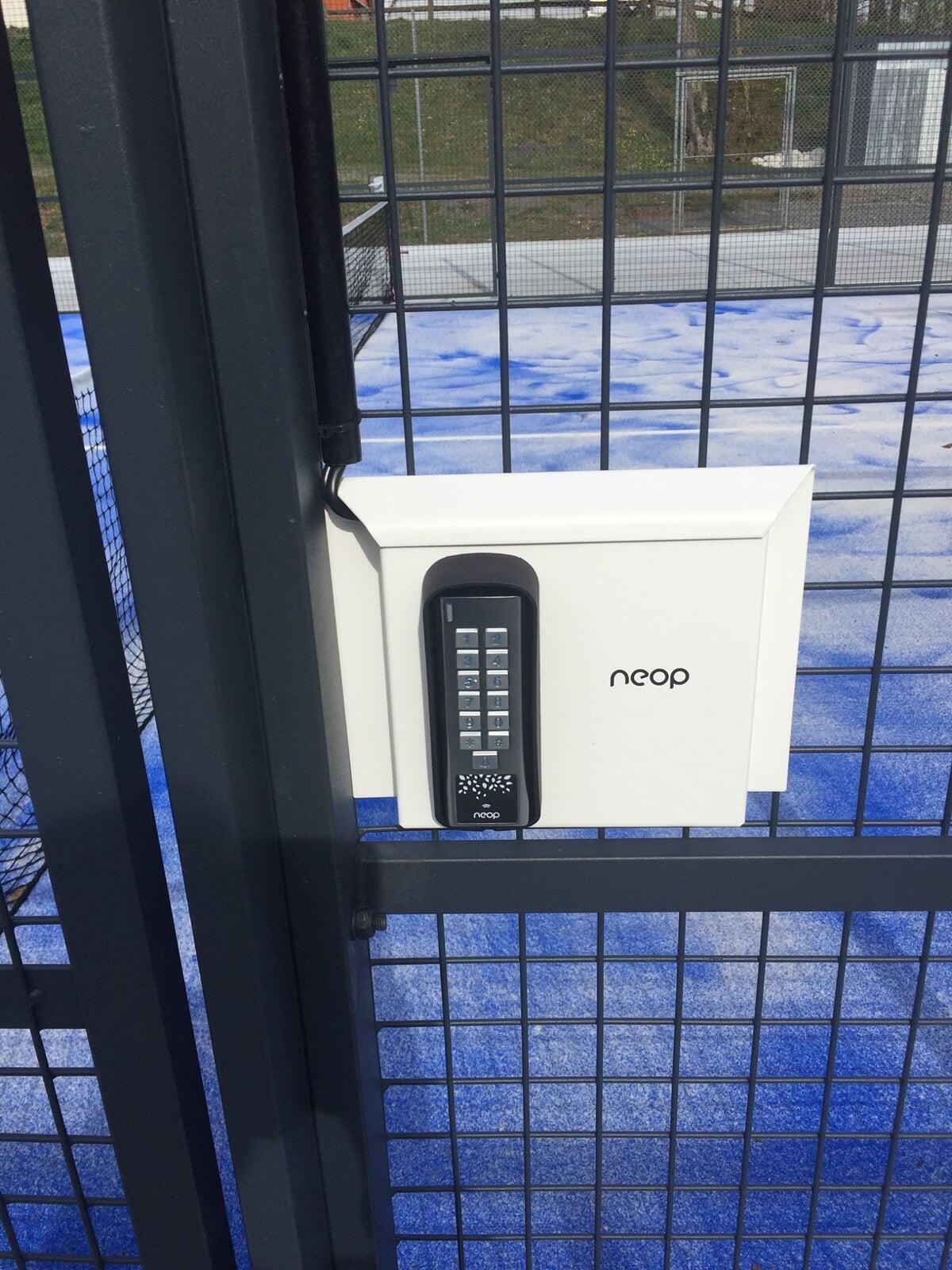 Outdoor padel: keypad plate and exit button