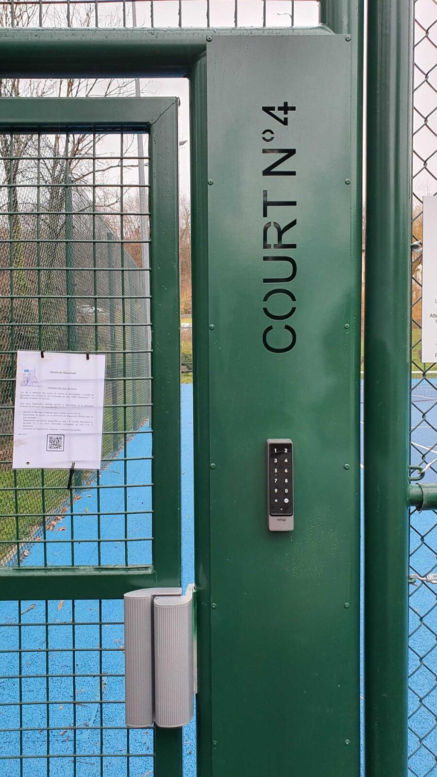 Outdoor tennis: Neop fitted to a metal reinforcement designed by the manufacturer