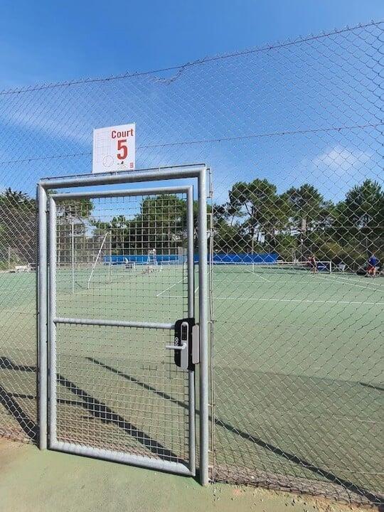 Self-service outdoor tennis: LoRa wireless handle