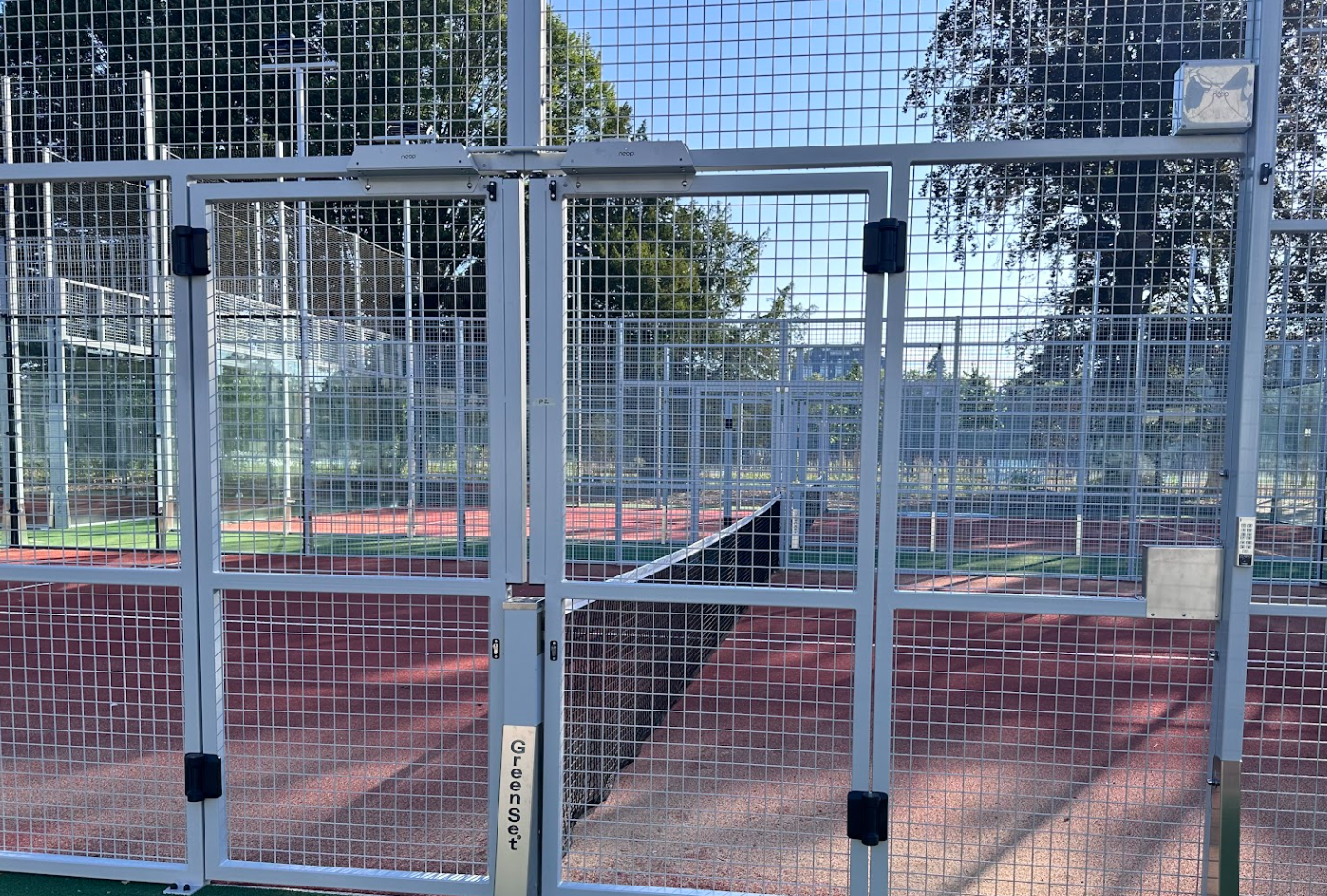 Double-entry outdoor padel: six courts with two KEED units per double door and 4G access control
