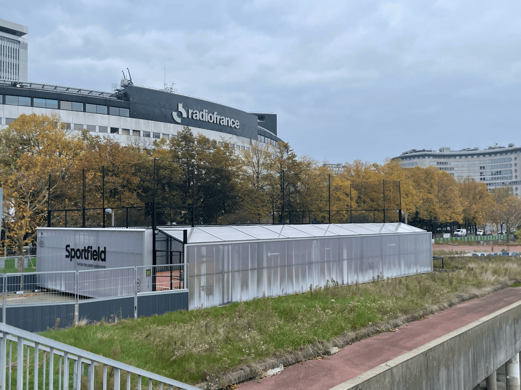 Self-service outdoor padel courts equipped with Neop in central Paris