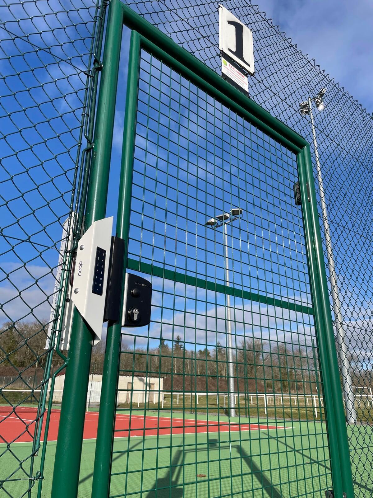Outdoor tennis: standard FFT gate fitted with a Neop lock