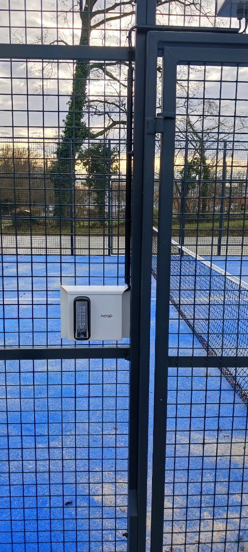 Connected outdoor padel: gate with Neop access control