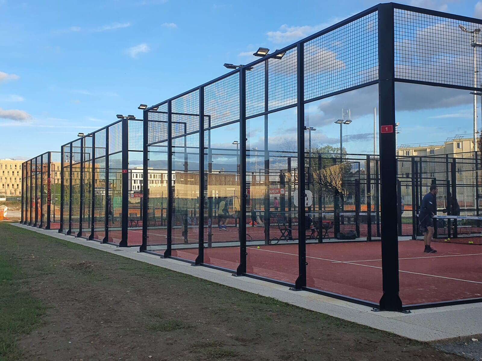 Self-service outdoor padel: court opening and closing