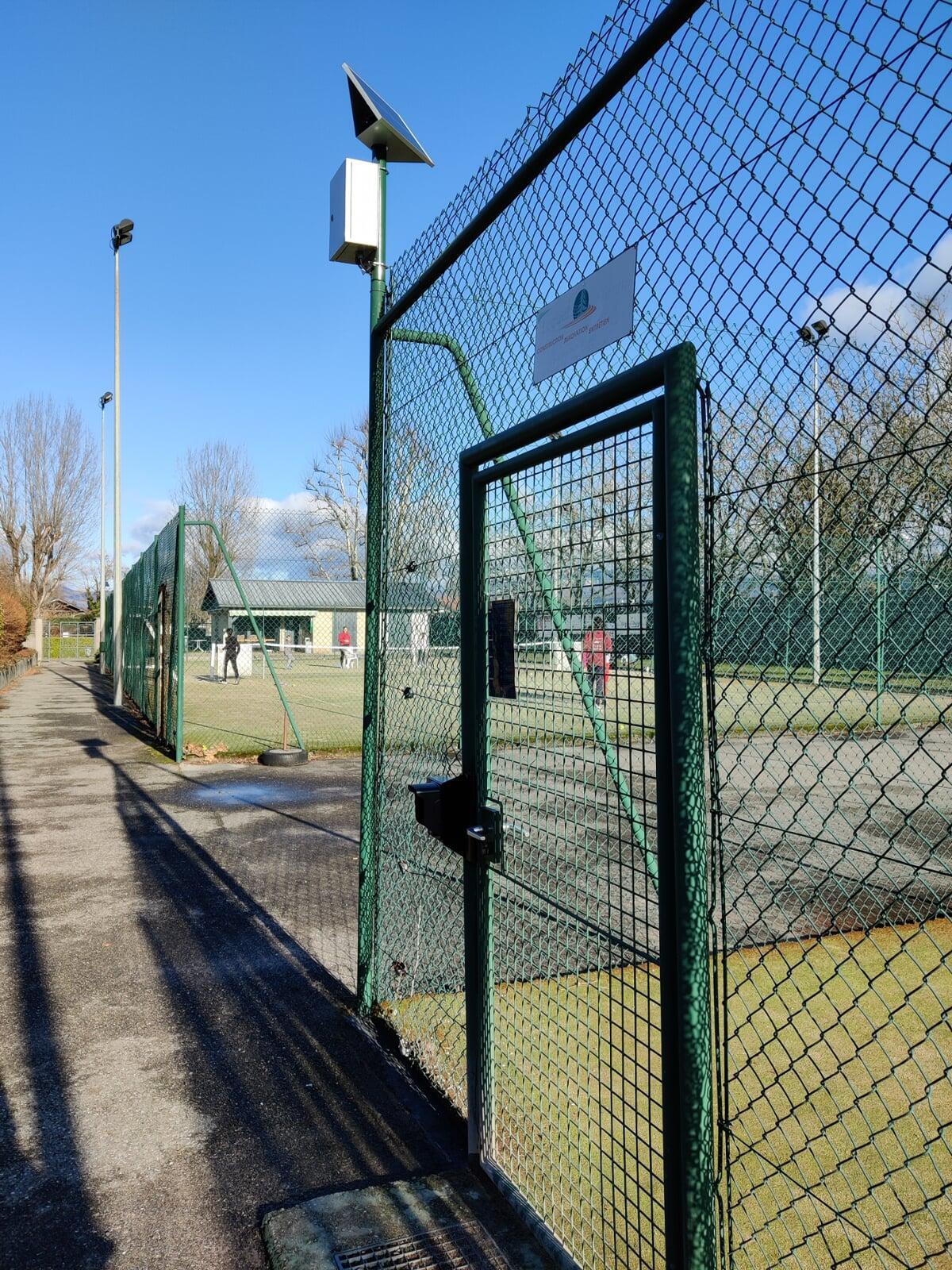 Complete solar kit with a compact panel mounted on a pole