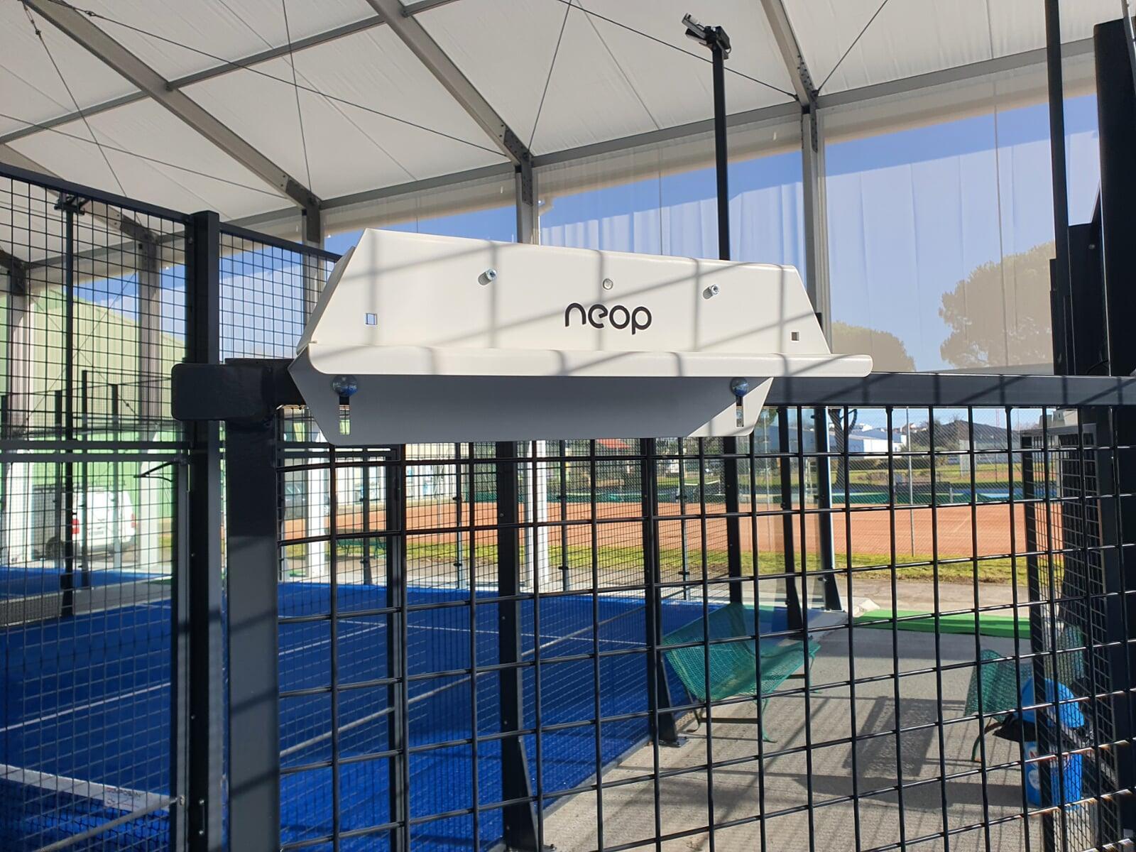 Partially covered padel: court locking system