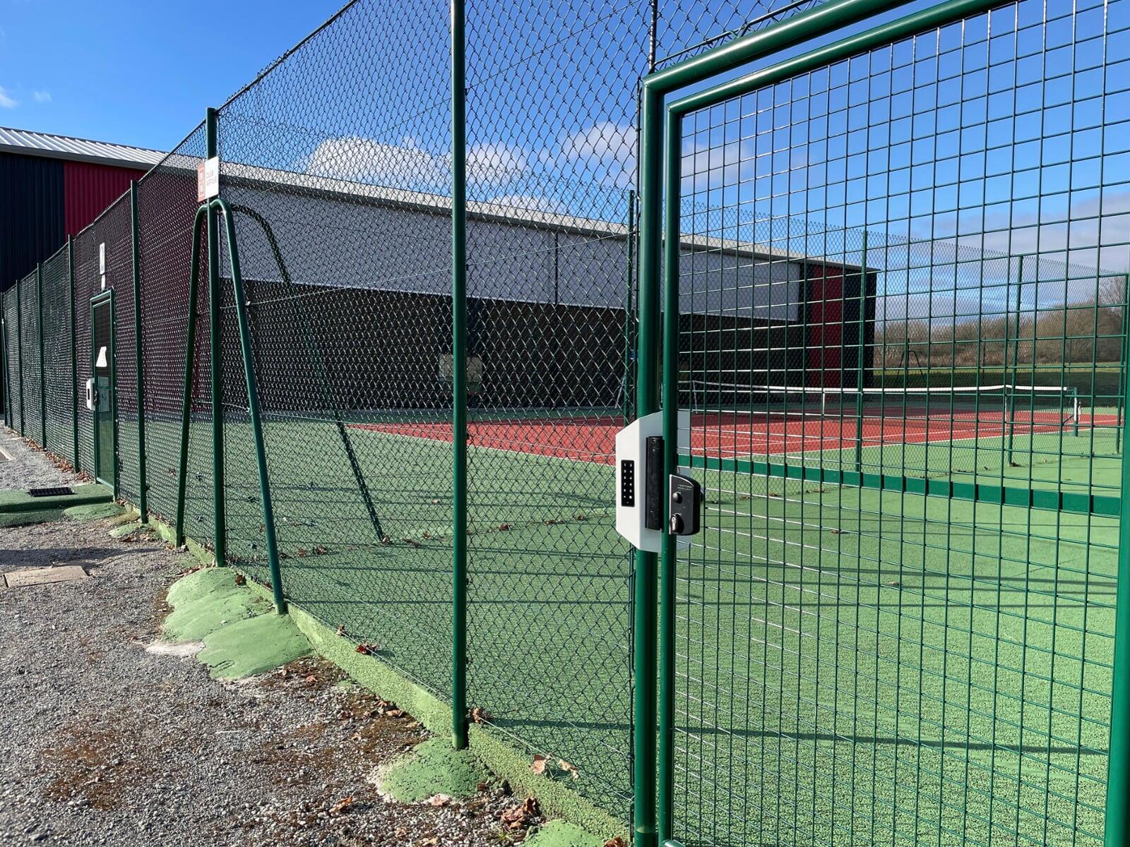 Outdoor tennis: overview of a Neop lock compatible with Anybuddy