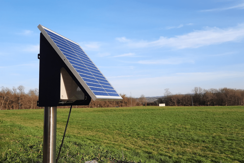 Panneau solaire Neop et son caisson de protection fixés sur un mât en inox