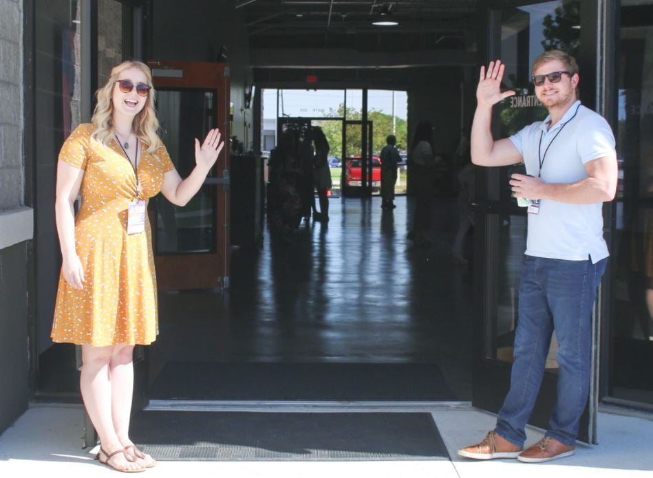 Agents d’accueil saluant les usagers à l’entrée d’un bâtiment partagé
