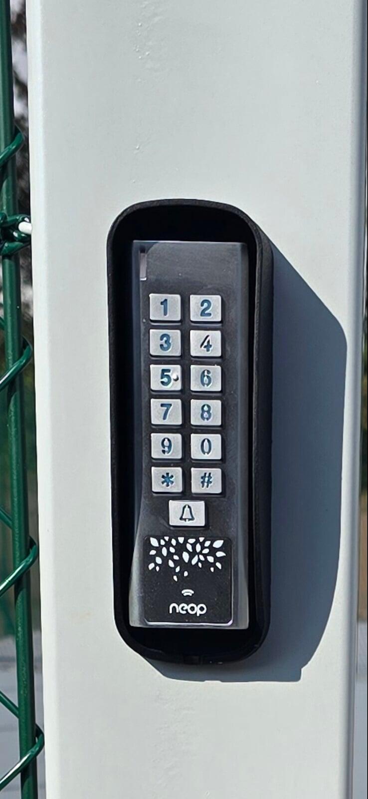 Clavier métallique Neop avec lecteur de badge sur poteau