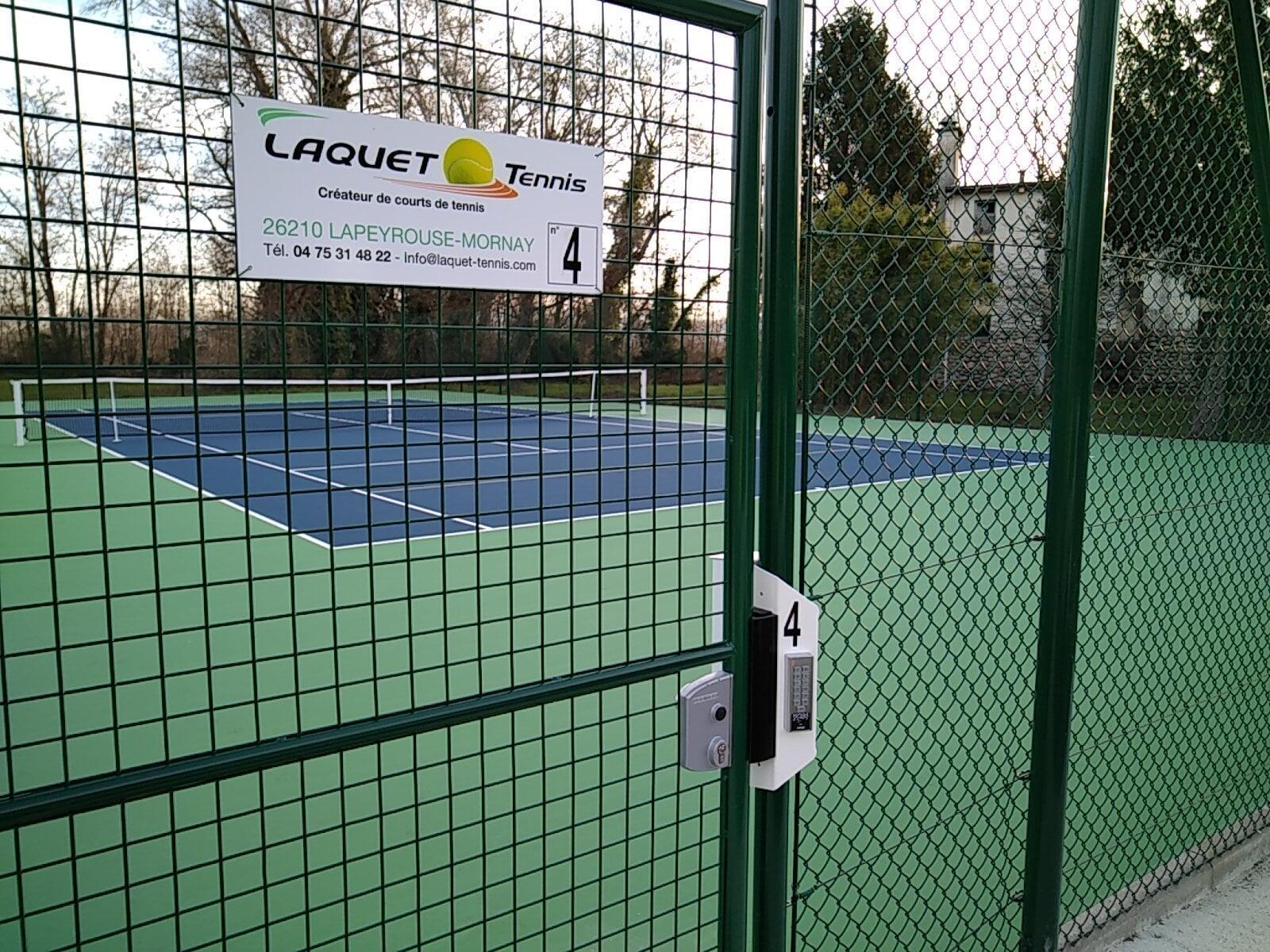 Portillon d’un court de tennis neuf équipé d’une serrure connectée Neop
