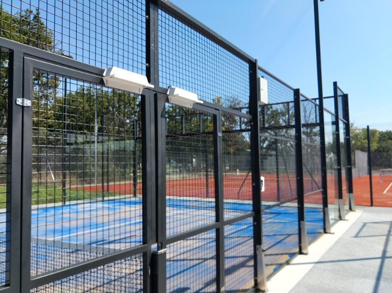 Portes de pistes de padel équipées de serrures connectées Neop compatibles Ten’Up
