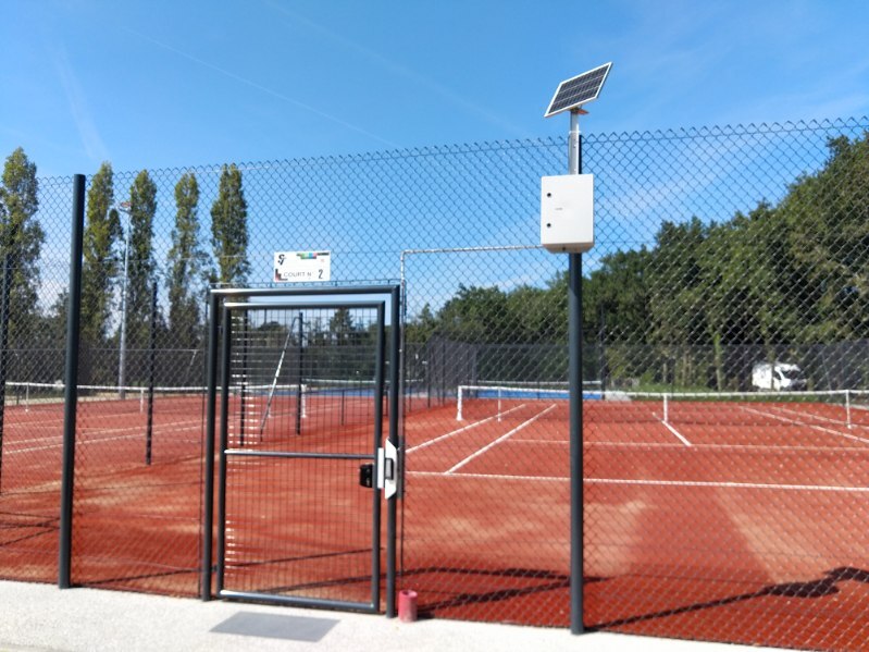 Portillon d’un court de tennis extérieur avec serrure connectée Neop compatible Ten’Up et kit solaire